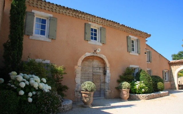 Façade rénovée en pierre